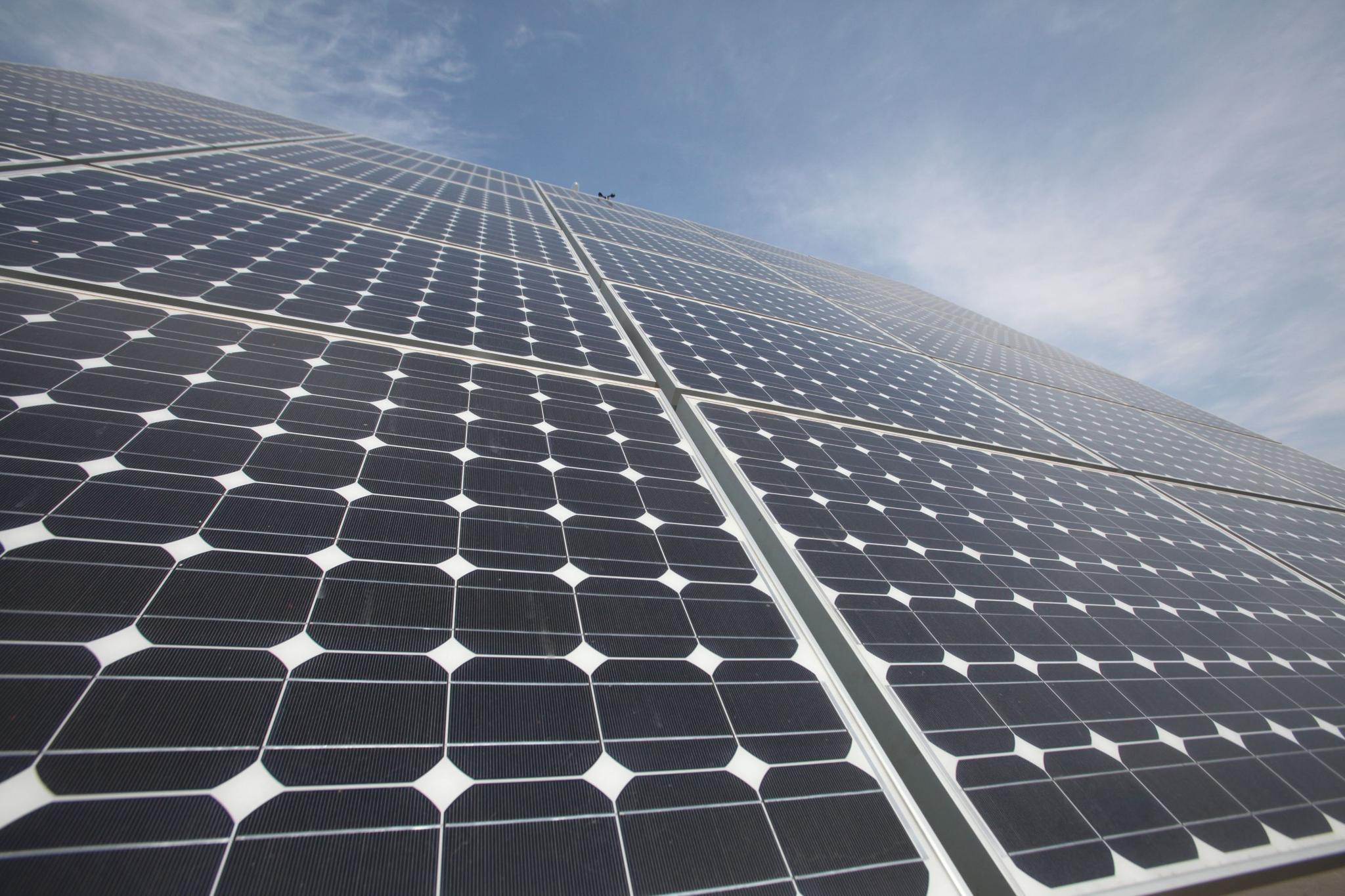 光伏新政为行业降温 新增装机或减半，光伏股集体下挫